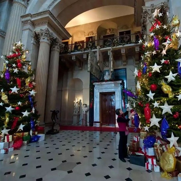 Arvonia Coach Holidays | Blenheim Palace Christmas Lights Trail | 4* Oxford Belfry Hotel