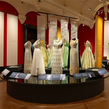 Queen Elizabeth: Life in Style & Kensington Palace